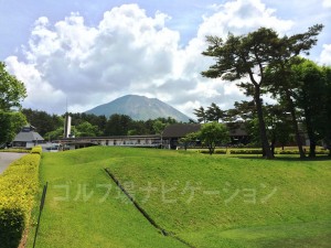 スタートホール、後ろを振り返ると大山が。