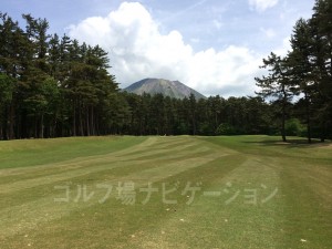 しっかりティショット打つとセカンドは大山に向かって打てます。