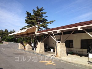 平屋の落ち着いた雰囲気のクラブハウス