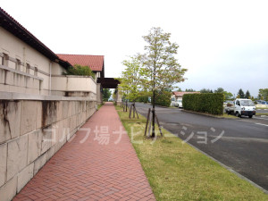 練習場への道3~左手に建物を見て歩きます。