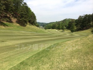 グリーンまで下りが続きます。