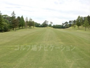 吹き流しのちょっと奥、左右がバンカー