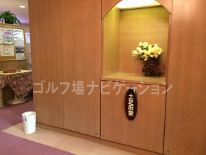 男性ロッカー同様、土足厳禁。靴を脱いで上がりましょう。