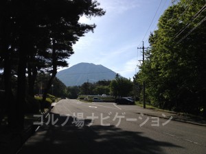 道路を超えます。左手に大山が見えますよ♪