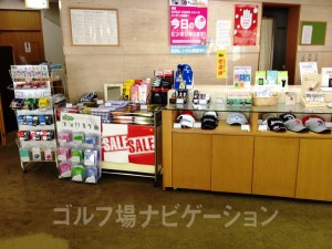 玄関ホールに少しだけゴルフ用品が売ってます。