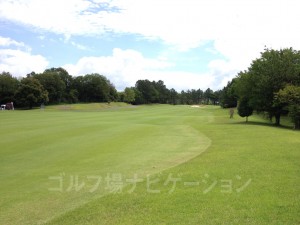 なだらかな上りがグリーンまで続きます。