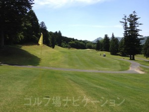 吹き流しを超えるとフェアウェイはフラット