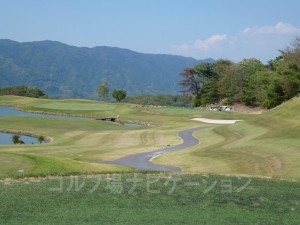 ２グリーン。左だと池越えになります。