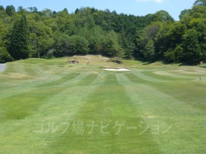 グリーンの手前にガードバンカーあり。