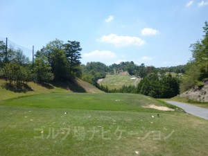 松コース6番ミドルホール、フロントティからの眺め