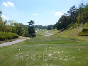 松コース7番ミドルホール、フロントティからの眺め