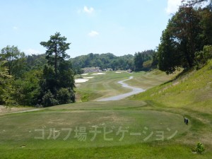 グリーンまで上りが続きます