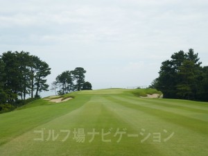 右にカーブしてからのフェアウェイは左右かなり狭い