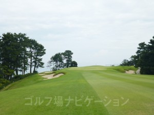 グリーン左右のガードバンカーに注意。