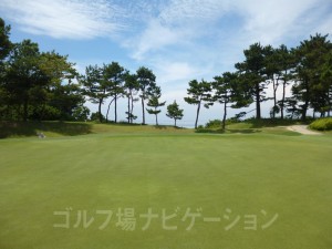 グリーン奥に海が見えます。