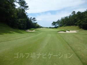 グリーン左右のガードバンカーに注意