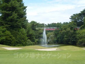 左に噴水のある池があるが、まず落とさないでしょう。