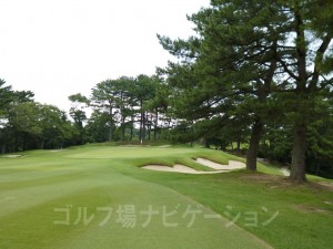 グリーン右のガードバンカーは大きくアゴが高い