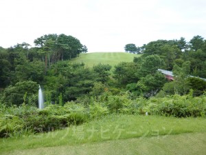 6番ホールで見た噴水が谷の下から吹き上がってます。