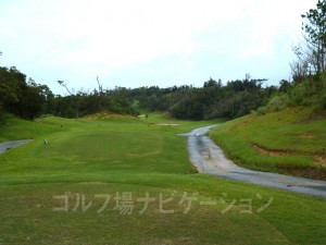 レギュラーティからの眺め。バンカー越えを狙いたい。