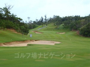 大きいバンカーが複数見えるは脅威。