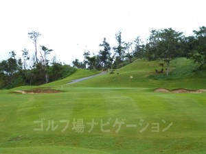 グリーン左右のガードバンカーはアゴが高く難しい