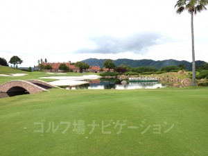 東児が丘マリンヒルズGCの看板が池に映って綺麗です。