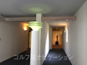 ロッカールーム入口。女性は右手通路。