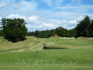 右サイドOBで右奥はバンカー。左サイドは広いのでフェアウェイセンターよりやや左サイドが狙い目