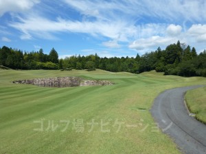 近づくと池と分かります。小さな池ですが、グリーンに近いので要注意。