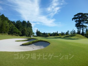 やや深く、アゴが高いガードバンカー