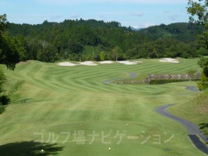 池がフェアウェイにせり出しているので注意