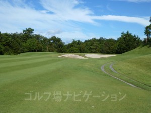 グリーン右手にバンカーが２つ