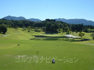 非常に美しい記憶に残るホール。距離が長いので大きな池がプレッシャー