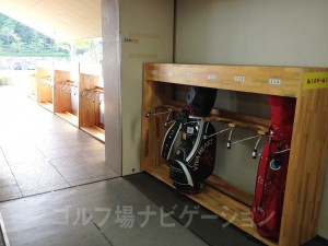 帰りは玄関横のキャディバッグ置場（鍵付）にバッグを置いておいてくれるので開錠して持って帰ります。