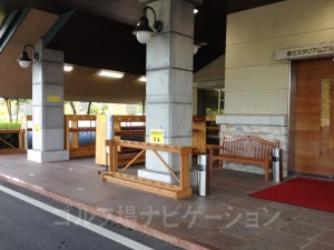 車から降ろしたキャディバッグは玄関前に置いておくとスタッフの方が持って行ってくれます。