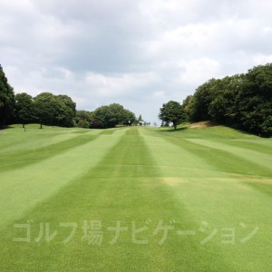 上り傾斜でアンジュレーショあり