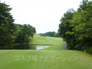 池越えの左ドッグレッグ。フェアウェイは右に向かって傾斜