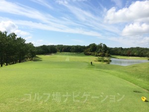 レギュラーティからの眺め。フェアウェイは広い。緩やかな上りなのでティショットで距離をしっかり稼いでおきたい。