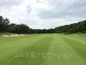 フェアウェイはやや右傾斜