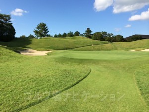 ２段グリーンなのでピン位置に注意