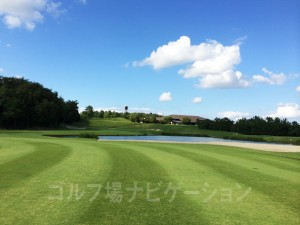 池の手前はビーチバンカー