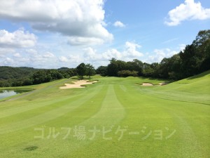 グリーン左右にガードバンカーあり