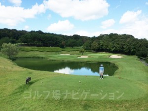 かなり大きな池で景観が美しいホール