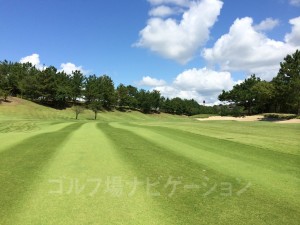 フェアウェイは広い。右はバンカーがあるのでティショットはセンター狙いが安全。