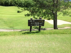 センチュリー三木ゴルフ倶楽部 OUTコース 7番ショートホール  レギュラーティからの距離は144ヤード
