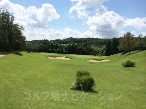 グリーン手前の左右のガードバンカーに注意。