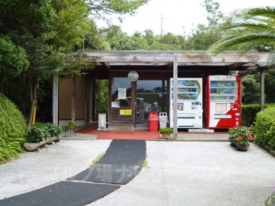 流行らなくて閉めたらしい茶店跡。自動販売機があるのでドリンクを買い忘れた場合に助かります。