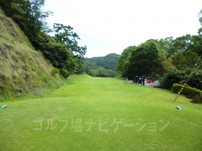 土佐カントリークラブ 桂浜コース6番ホール、バックティからの眺め。打ち出しがかなり狭くプレッシャーあり。