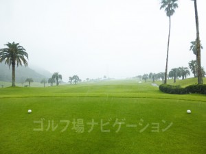Kochi黒潮カントリークラブ 太平洋コース1番ホール、レギュラーティからの眺め。かなり雨が降ってました。